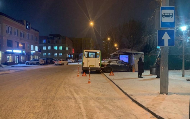 В центре Тюмени легковушка влетела в остановку и сбила женщину