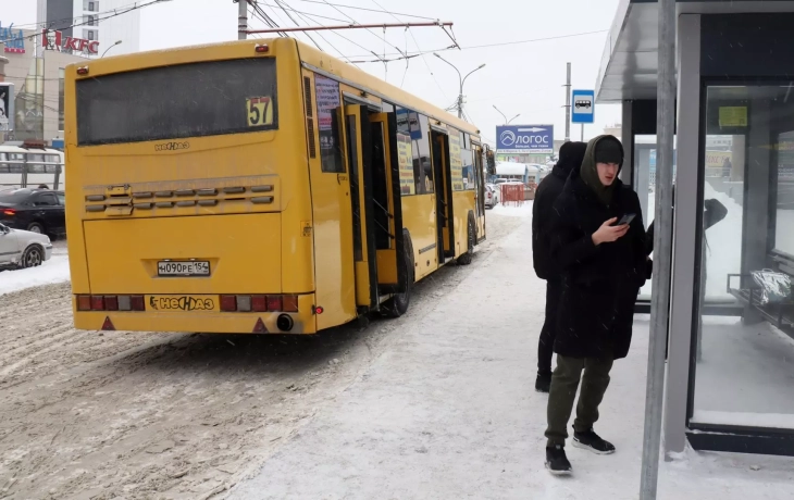 Проехал несколько метров: в Тюмени водитель автобуса тащил по дороге человека