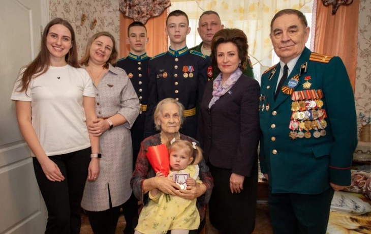 Светлана Иванова вместе с кадетами навестила ветеранов Великой Отечественной войны