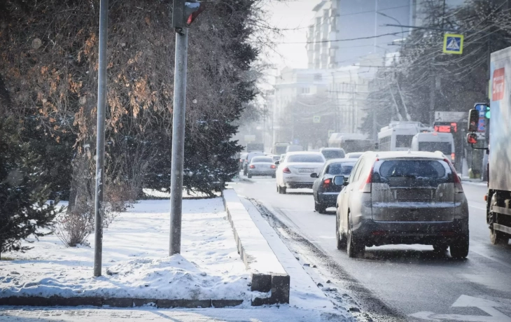 Снегопад парализовал движение на тюменских дорогах