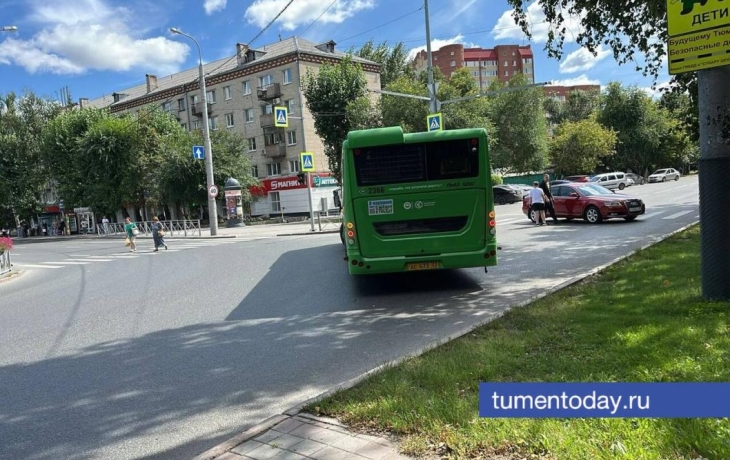 На ул. Луначарского в Тюмени автомобиль столкнулся с автобусом
