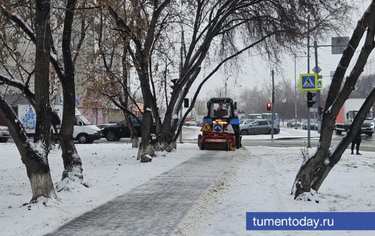 Снег в Тюмени убирают более 400 машин