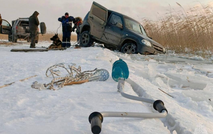 На Андреевском озере под Тюменью автомобиль застрял во льду