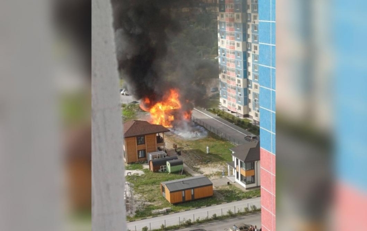 В Ново-Патрушево горит дом, дым видно отовсюду