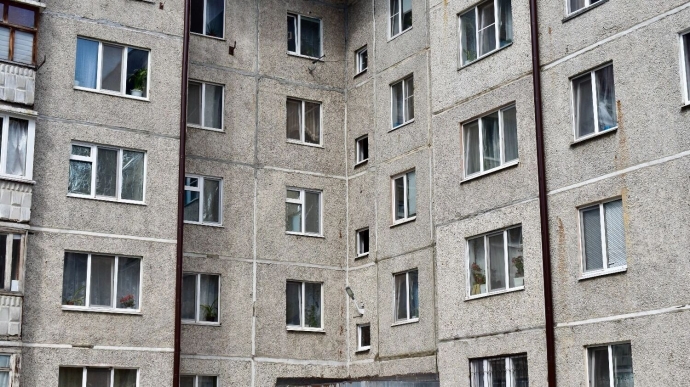 Этот дом и двор остаются.