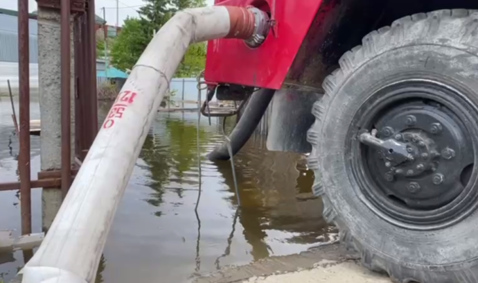 В Ишиме откачивают воду в подтопляемых садовых товариществах