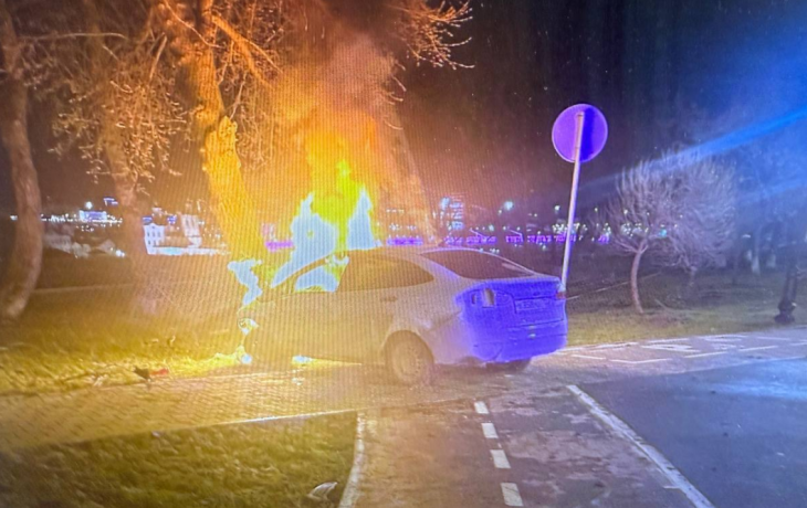 Автомобиль въехал в дерево и загорелся на Луначарского в Тюмени