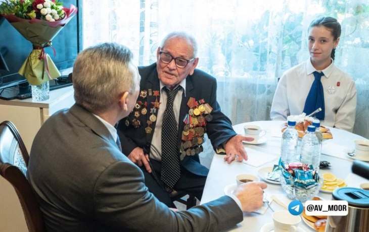 Александр Моор вручил медаль 99-летнему ветерану по поручению президента РФ