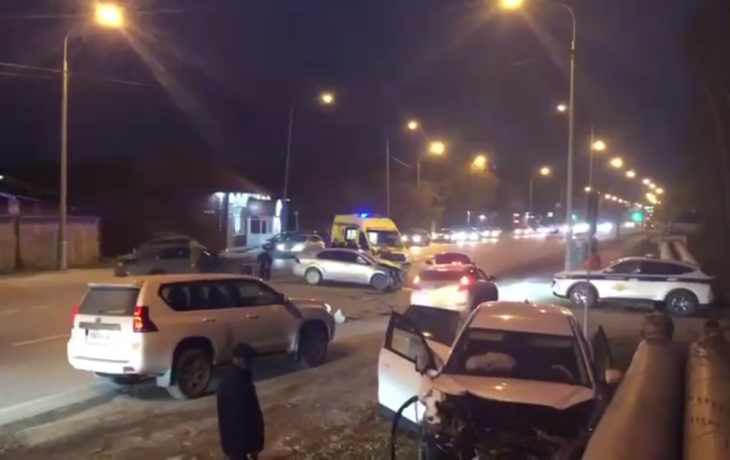 Три легковушки столкнулись на улице Ветеранов Труда в Тюмени Три легковушки столкнулись на улице Ветеранов Труда в Тюмени