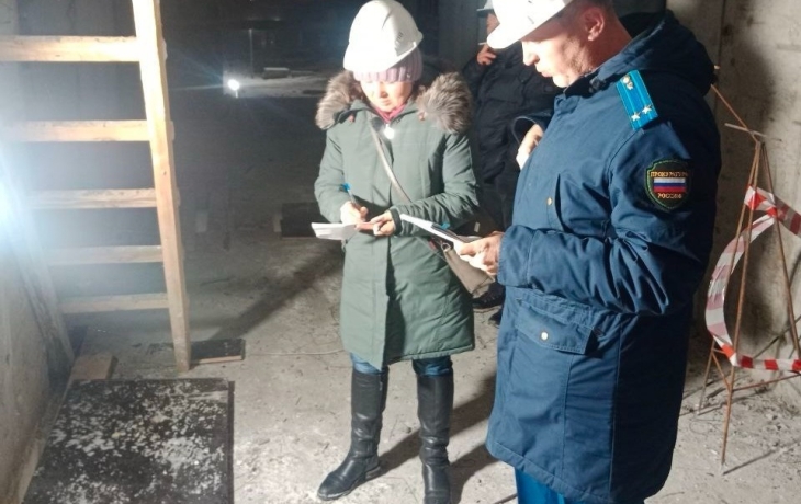 В Тюмени строитель упал в вентиляционную шахту и погиб