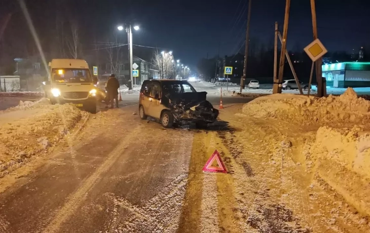В Тюменской области в пассажирский автобус врезалась легковушка