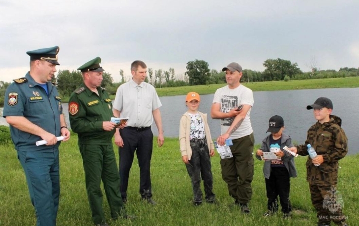 Сотрудники МЧС и казаками профилактируют тюменцев, отдыхающих на воде Сотрудники МЧС и казаками профилактируют тюменцев, отдыхающих на воде