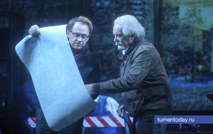 В Тюмени прошел первый показ легендарного спектакля Никиты Михалкова «12»