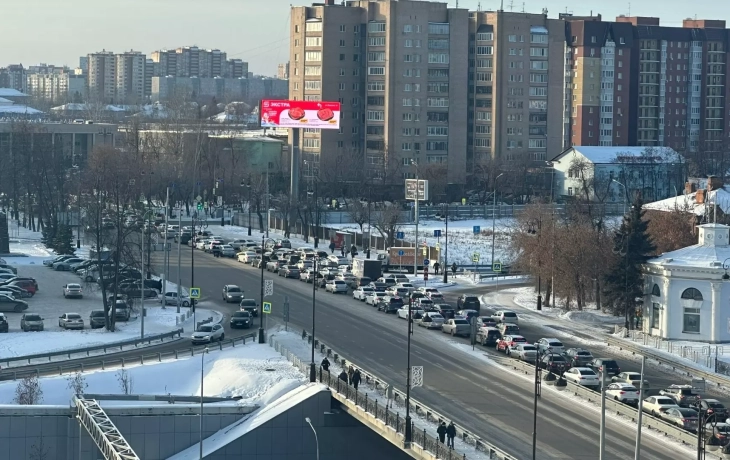 Массово уезжают из города: в районе тюменского вокзала случился транспортный коллапс