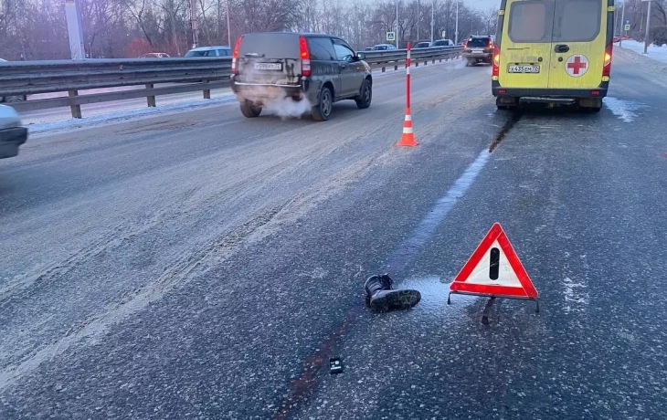 Спешили на экстренный вызов: в Тюмени автомобиль скорой помощи насмерть сбил пешехода