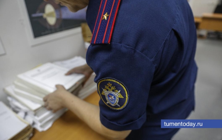 В Тобольске мужчина выпал из окна многоэтажки и разбился насмерть
