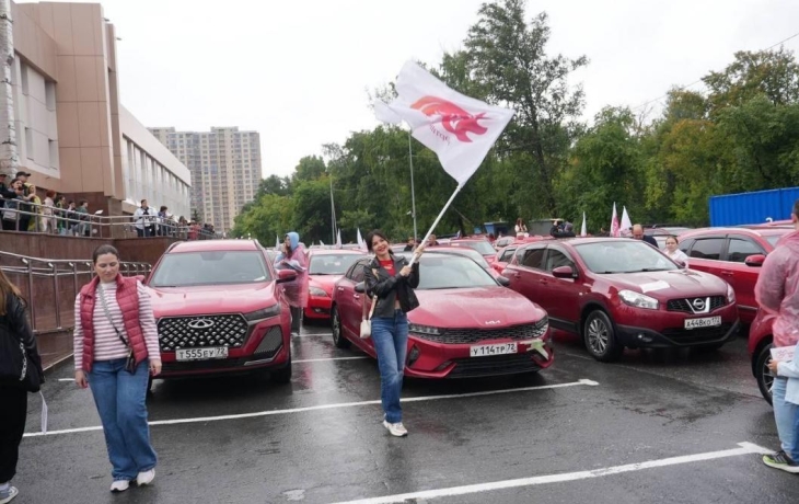 «Парад красных машин» в Тюмени собрал колонну из 200 автомобилей «Парад красных машин» в Тюмени собрал колонну из 200 автомобилей
