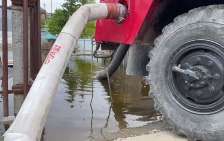 В Ишиме откачивают воду в подтопляемых садовых товариществах В Ишиме откачивают воду в подтопляемых садовых товариществах