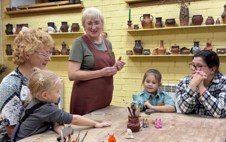 Тоболяков научили создавать берестяные рожки и расписывать чашки