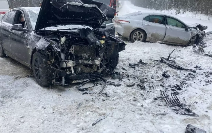 На тюменской трассе в ДТП разбились две семьи из Югры