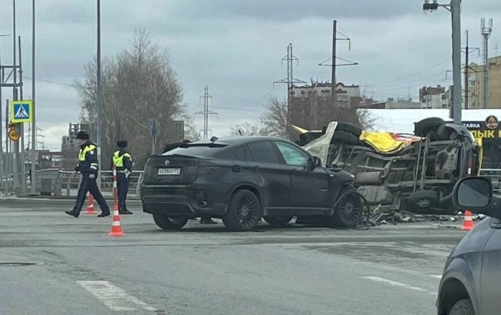 В Тюмени на перекрестке Монтажников — Широтной BMW протаранила «скорую помощь» В Тюмени на перекрестке Монтажников — Широтной BMW протаранила «скорую помощь»