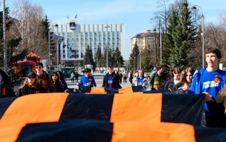 Волонтеры «Молодой Гвардии» развернули на Цветном бульваре 20-метровую Георгиевскую ленту Волонтеры «Молодой Гвардии» развернули на Цветном бульваре 20-метровую Георгиевскую ленту