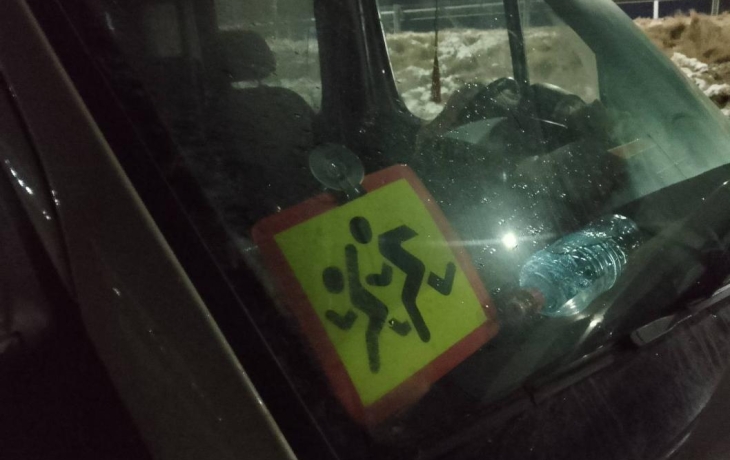 Под Тюменью автобус с детьми съехал с дороги и ударился в металлическое ограждение Под Тюменью автобус с детьми съехал с дороги и ударился в металлическое ограждение