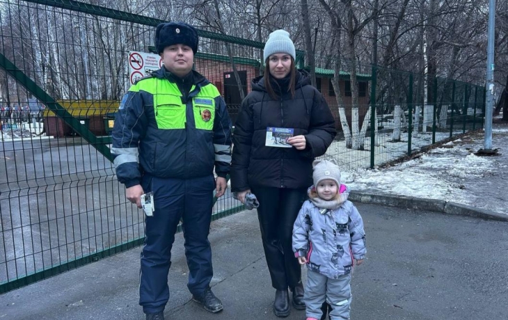 Автоинспекторы вручают тюменским школьникам памятки по ПДД
