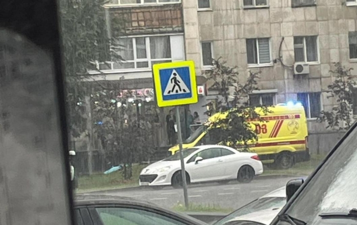 В Тюмени из многоэтажки на Газовиков выпала пенсионерка В Тюмени из многоэтажки на Газовиков выпала пенсионерка