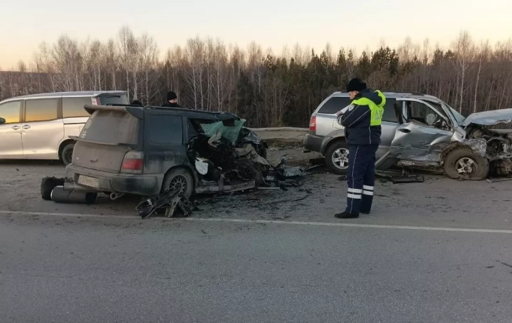 В массовом ДТП на трассе Тюмень — Екатеринбург погиб человек. Еще трое ранены