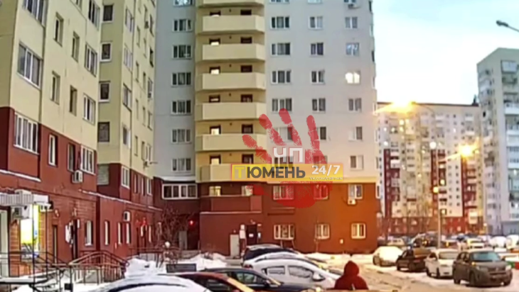 Женщина выпала из окна на улице Гольцова в Тюмени