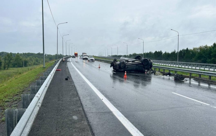 Автомобиль перевернулся из-за дождя на трассе Тюмень – Ханты-Мансийск, погиб человек