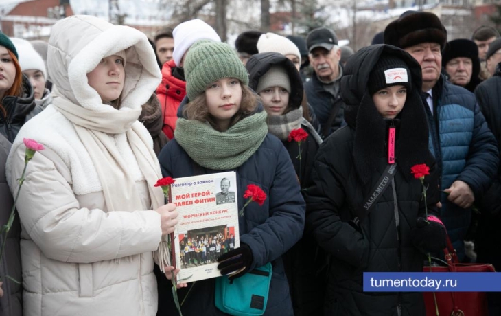 Тюменцы возложили цветы к памятнику Павлу Фитину в день его рождения
