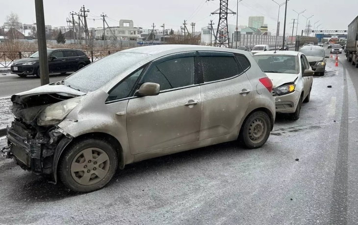 Тюменцы встали в километровую пробку на выезде из города из-за жесткого ДТП