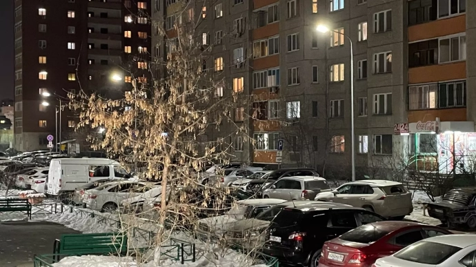 Вечерняя парковка во дворе Тюмени.