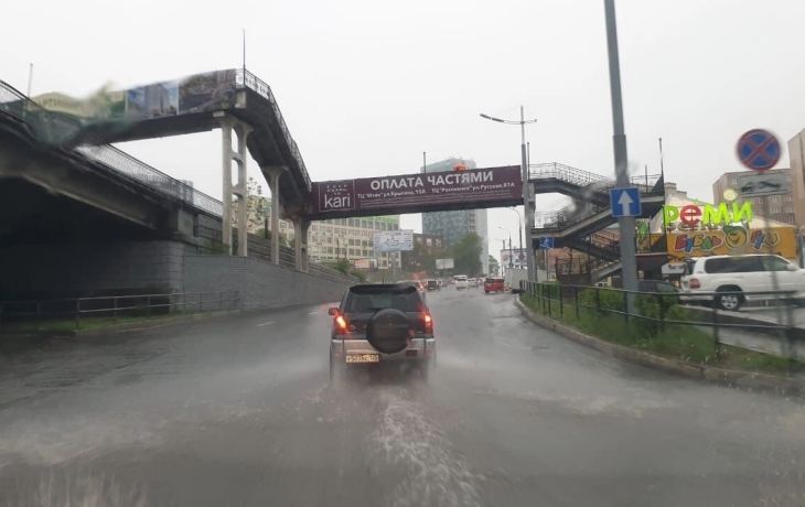 Тюменцы не сдаются: как горожане боролись с последствиями ливня и попали в соцсети Тюменцы не сдаются: как горожане боролись с последствиями ливня и попали в соцсети