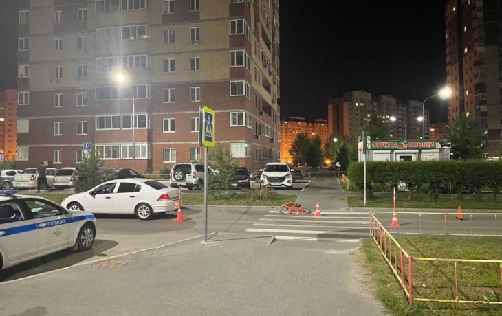 В Тюмени школьник на велосипеде выехал на пешеходный переход и попал под машину