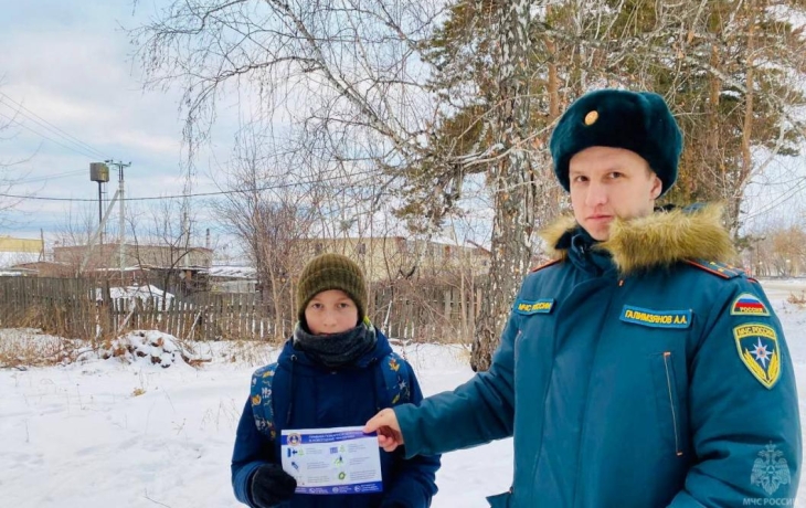 Сотрудники МЧС в Тюменской области рассказывают жителям о пожарной безопасности