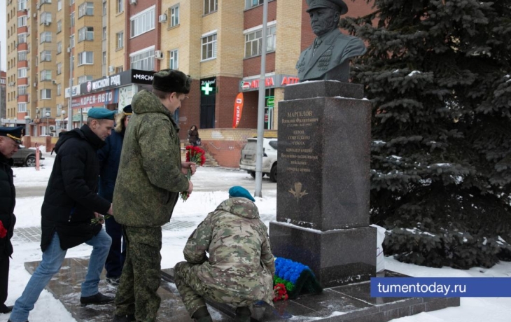 «Войска дяди Васи»: в Тюмени ветераны ВДВ возложили цветы к памятнику Василия Маргелова