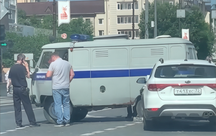Легковушка врезалась в экипаж полиции в центре Тюмени Легковушка врезалась в экипаж полиции в центре Тюмени
