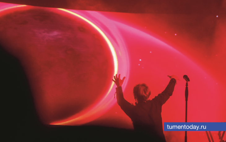 Через объектив он снимал маски с людей Через объектив он снимал маски с людей