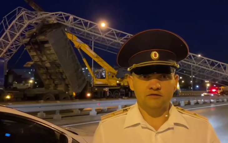 Самосвал снес металлическую опору моста Монтажников в Тюмени Самосвал снес металлическую опору моста Монтажников в Тюмени