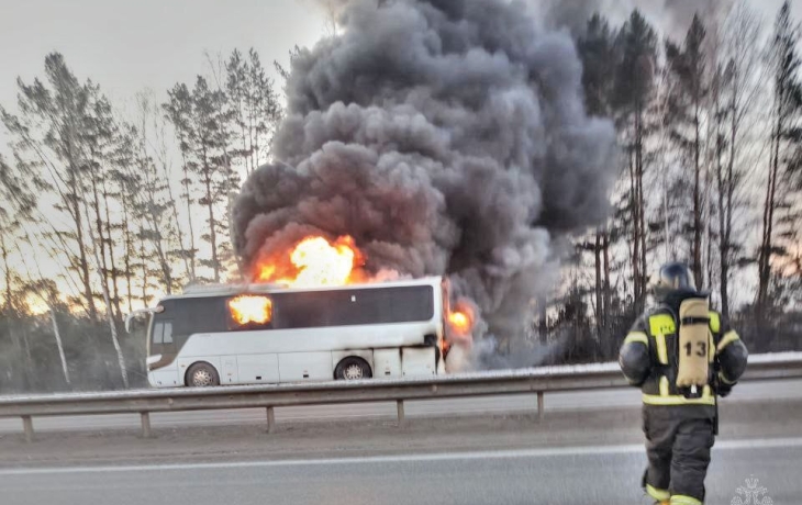 Полыхающий автобус потушили сотрудники МЧС на трассе Тюмень – Екатеринбург