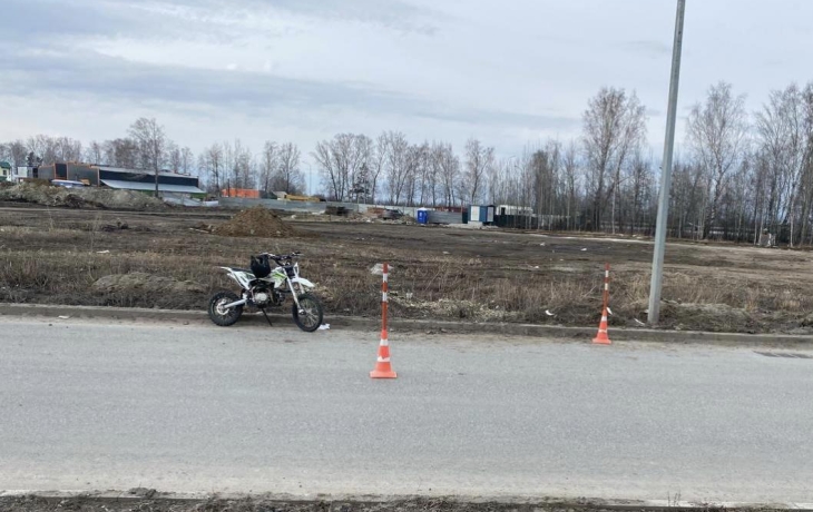 В тюменском селе 12-летний школьник на питбайке влетел в опору ЛЭП В тюменском селе 12-летний школьник на питбайке влетел в опору ЛЭП