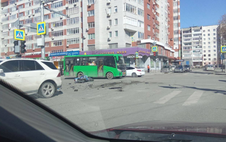 Мотоцикл влетел в легковушку на улице Малыгина в Тюмени