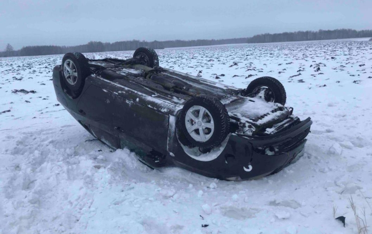 На тюменской трассе автомобиль слетел в кювет и перевернулся