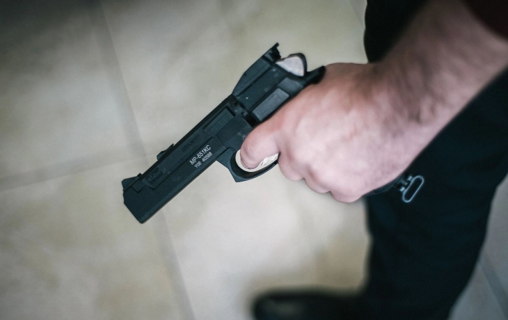 Не дали права голоса: в Тюмени мужчина с пистолетом напал на представителей УК