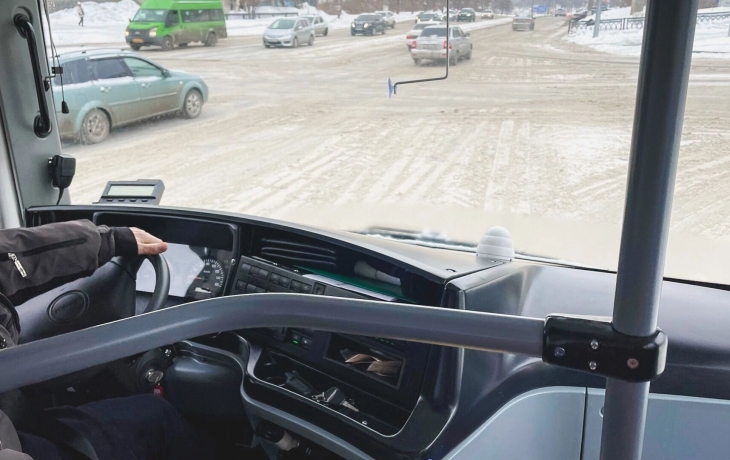 В Тюмени автобус с пассажирами протаранил ограждение В Тюмени автобус с пассажирами протаранил ограждение