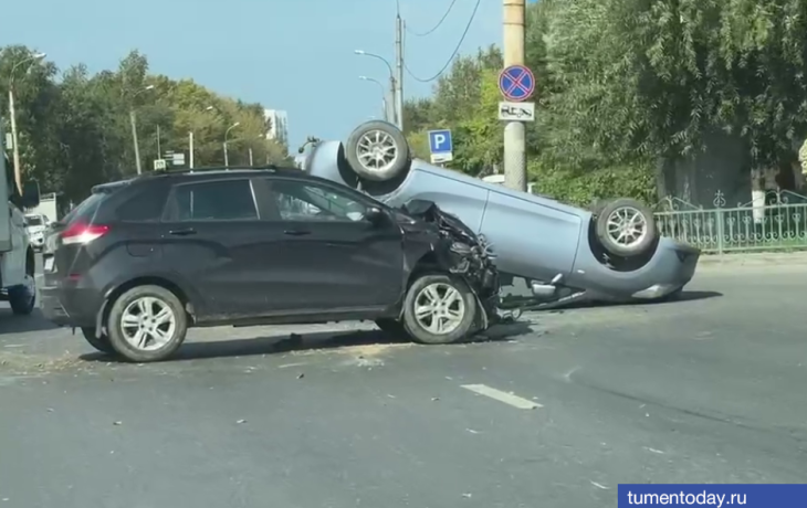 В Тюмени перевернулся автомобиль на улице Республики