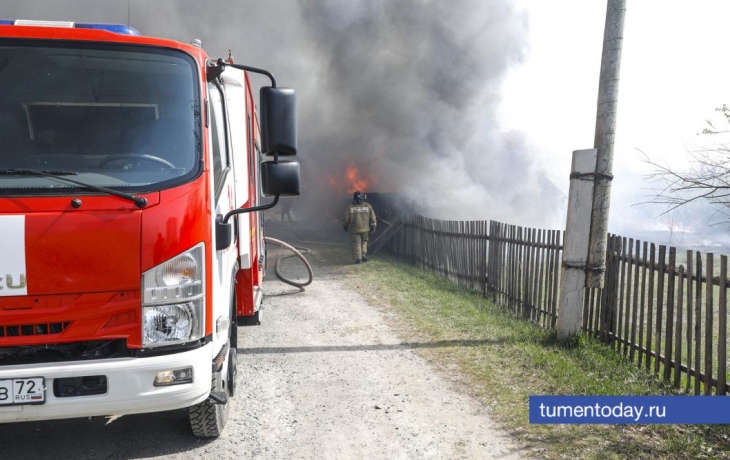 Тюменские огнеборцы ночью спасли человека из пожара в селе Упорово Тюменские огнеборцы ночью спасли человека из пожара в селе Упорово